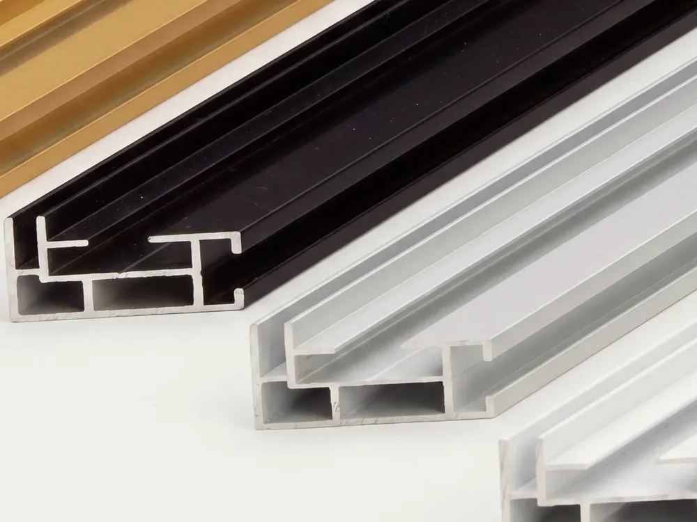 Close-up van de aluminium frameprofielen in goud, zwart, grijs en wit