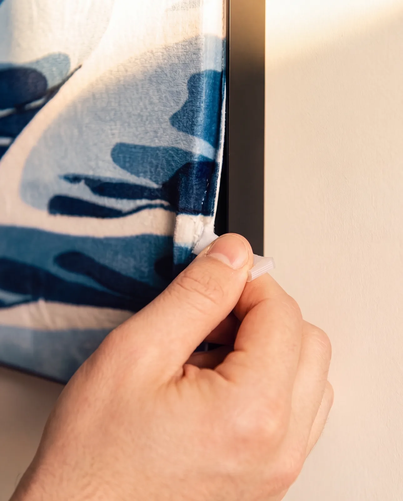 Close-up van een hand die een kunstdoek in het frame wisselt