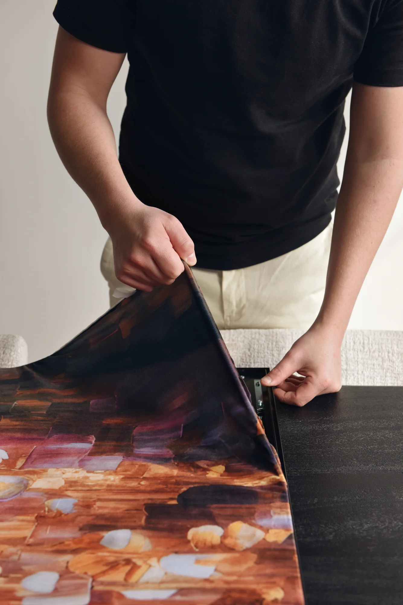 Kunstdoek wisselen: het doek wordt zo van het frame gelicht en een nieuw doek erin gedrukt